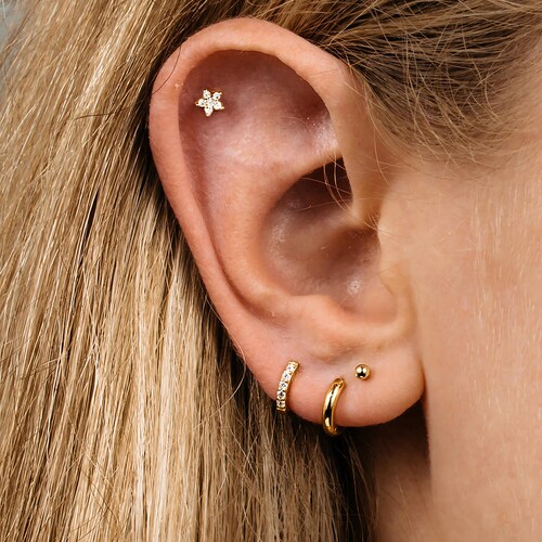 Tiny Flower Cartilage Piercing 925 Sterling Silver Tiny Flower Cartilage Piercing 925 Sterling Silver