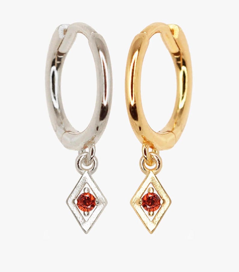 Granat Huggie Hoop Örhängen: Sterlingsilver med CZ-hänge, missfärgas inte bild 3