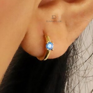 Aquamarin Huggie Ohrringe: Sterling Silber CZ Anhänger, Minimalistischer Lobe Schmuck Bild 2