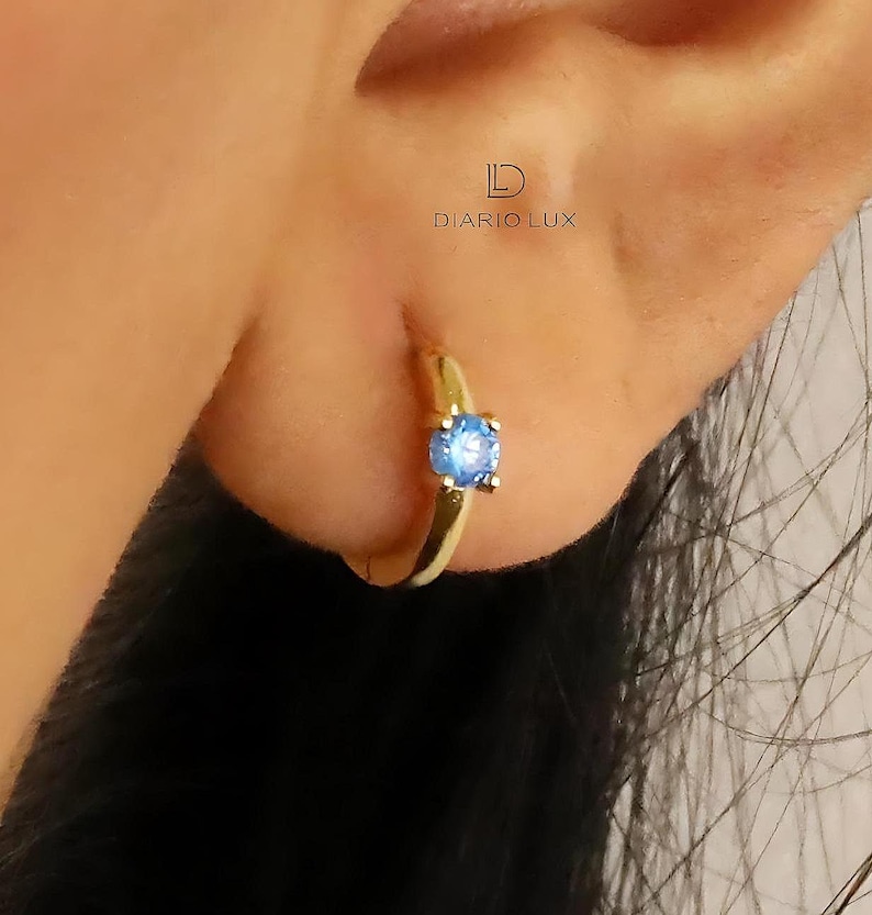 Aquamarin Huggie Ohrringe: Sterling Silber CZ Anhänger, Minimalistischer Lobe Schmuck Bild 2
