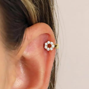Orecchino a cerchio circolare con fiore 18G • orecchino elica superiore • orecchini lobo • orecchini trago • orecchini impilati • orecchini minimalisti