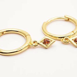 Granat Huggie Hoop Örhängen: Sterlingsilver med CZ-hänge, missfärgas inte bild 5