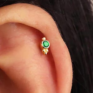 Labret à dos plat avec filetage intérieur émeraude, boucles d'oreilles cartilage, clou tragus, clou hélice, clou conque, boucle d'oreille minimaliste, lobe daith