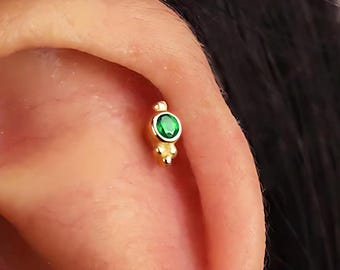 Emerald Flat Back Labret: 18G Gold Cartilage Helix Tragus Rook,Lobe, daith Stud