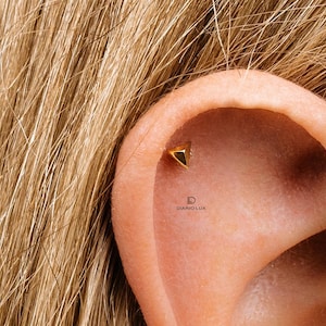 Pyramid internelly threaded Flat Back Labret, Cartilage Earrings, triangle Tragus Stud, Helix Stud, Flat Back Stud, Minimalist Earring