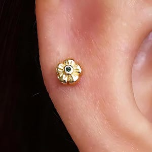 Emerald Daisy flower 18G Internal Threaded Flat Back Labret, Cartilage Earrings, Tragus Stud, Helix Stud,  925 Sterling Silver, Minimalist