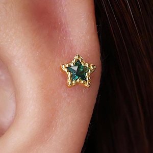 Petite labret à dos plat émeraude, boucles d'oreilles cartilage, clou tragus, clou hélicoïdal, clou à l'arrière plat, argent sterling 925, boucle d'oreille minimaliste