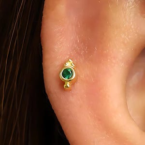 Dainty Emerald stones 18G Internally Threaded Flat Back Labret, Cartilage Earrings, Tragus Stud, Helix Stud,  925 Sterling Silver,