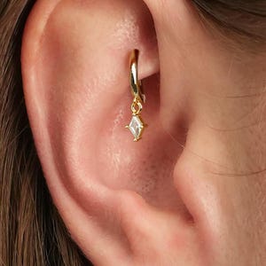 Pendiente de aro de cartílago y torre de diamante blanco de 18 g • pequeño aro de cartílago de oro • piedras baguette • aro de plata • pendientes de torre