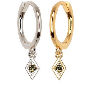 Pode incluir: Um par de brincos de argola com um pingente em forma de diamante que apresenta uma pequena gema verde. Um brinco &eacute; de prata e o outro &eacute; de ouro.