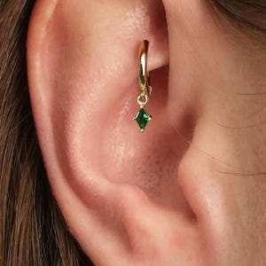 Pendiente de aro de cartílago y torre de esmeralda de 18 g • pequeño aro de cartílago de oro • piedras • aro de plata • pendientes de torre