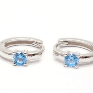 Aquamarin Huggie Ohrringe: Sterling Silber CZ Anhänger, Minimalistischer Lobe Schmuck Bild 5