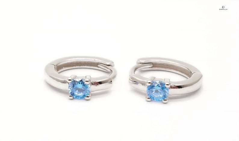 Aquamarin Huggie Ohrringe: Sterling Silber CZ Anhänger, Minimalistischer Lobe Schmuck Bild 5