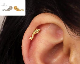 Orecchino a forma di pesce Koi Climber: perno elicoidale e trago in argento sterling