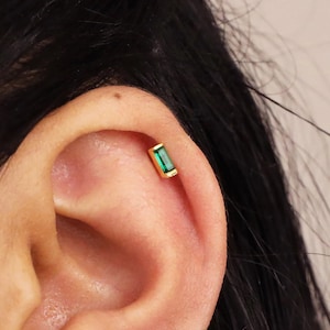 Emerald Baguette Flat Back Labret, Cartilage Earrings, Flat back, Tragus Stud, Helix Stud, Stud, 925 Sterling Silver, Minimalist Earring