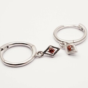 Granat Huggie Hoop Örhängen: Sterlingsilver med CZ-hänge, missfärgas inte bild 4