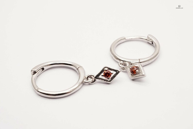 Granat Huggie Hoop Örhängen: Sterlingsilver med CZ-hänge, missfärgas inte bild 4