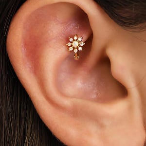 18G Opal + Regenbogen Stein Blume Knorpel Creolen • Blume obere Helix Ohrring • Lobe Ohrringe • Tragus Ohrringe • Ohrstapel •