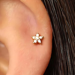Weiß zierliche Stein Blume 18G Innengewinde Flachboden Labret, Knorpel Ohrringe, Tragus Stud, Helix Stud, Minimalist Ohrring