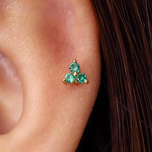 Labret a petalo di fiore di smeraldo con parte posteriore piatta, orecchini per cartilagine, perno per trago, perno per elica, perno con parte posteriore piatta, argento sterling 925,