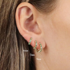 Brincos de argola Huggie com zircônia cúbica esmeralda: cartilagem minimalista de prata esterlina, tragus, hélice, lóbulo, concha