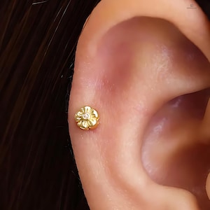 Daisy dainty stone flower 18G Internal Threaded Flat Back Labret, Cartilage Earrings, Tragus Stud, Helix Stud,  925 Sterling Silver