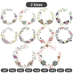 Puede incluir: Una colección de diseños de bordado floral en forma de corona circular. Los diseños presentan varias flores en tonos de rosa, morado, amarillo y azul, con hojas verdes. El texto "2 Sizes" está en la parte superior. La fila inferior muestra formatos de archivo.