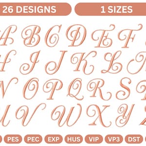 Op de afbeelding: Een set van 26 cursieve alfabet borduurmotieven in een licht perzikkleur. De letters zijn in een schrijfletter met een decoratieve versiering. De afbeelding bevat de tekst "26 DESIGNS" en "1 SIZES".