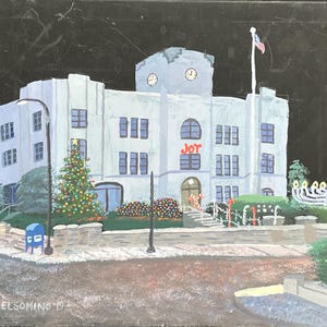 Puede incluir: Una pintura de un edificio decorado para las fiestas. El edificio es blanco con un letrero rojo que dice "ALEGRÍA". Hay árboles de Navidad y una menorá frente al edificio.