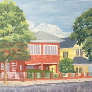 Puede incluir: Una pintura de una fila de casas con una casa de ladrillo rojo en primer plano y una casa amarilla en el fondo. Las casas tienen vallas blancas de madera y árboles verdes delante de ellas.