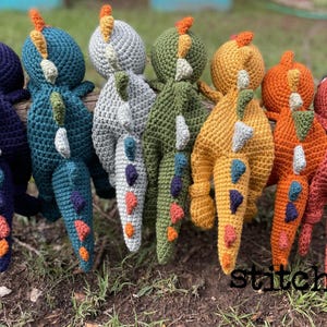 Tinysaurus Snuggler Dinosaurio de Ganchillo: Juguete de Abrazos de Estilo Bohemio