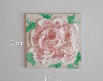 peinture 3d en technique mixte sur bois 10×10 cm fleur rose et blanche platre bas-relief pièce unique art floral couleurs délicates