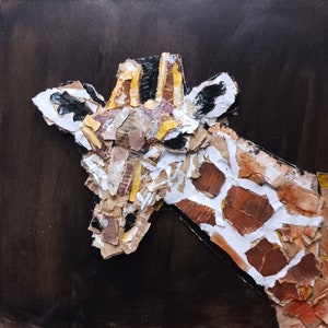 Un collage tridimensional de cartón reciclado "Jirafa"