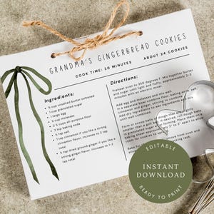 Op de afbeelding: Een afdrukbare receptkaart voor Oma's Gingerbread Cookies, met een handschriftachtige lettertype. De kaart bevat ingrediënten en instructies, met een decoratieve groene strik en touw. De kaart is gelabeld "Bewerkbaar" en "Direct downloaden."
