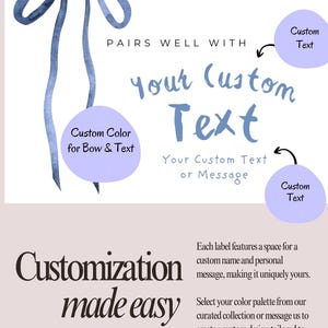 Puede incluir: Un gr&aacute;fico digital que presenta un lazo azul estilo acuarela en la parte superior izquierda. El texto dice PAIRS WELL WITH, your custom Text y Your Custom Text or Message. Tres c&iacute;rculos morados claros se&ntilde;alan &aacute;reas para Custom Text y Custom Color for Bow & Text. La secci&oacute;n inferior incluye el texto Customization made easy, seguido de un texto descriptivo sobre la personalizaci&oacute;n de etiquetas y la selecci&oacute;n de colores.
