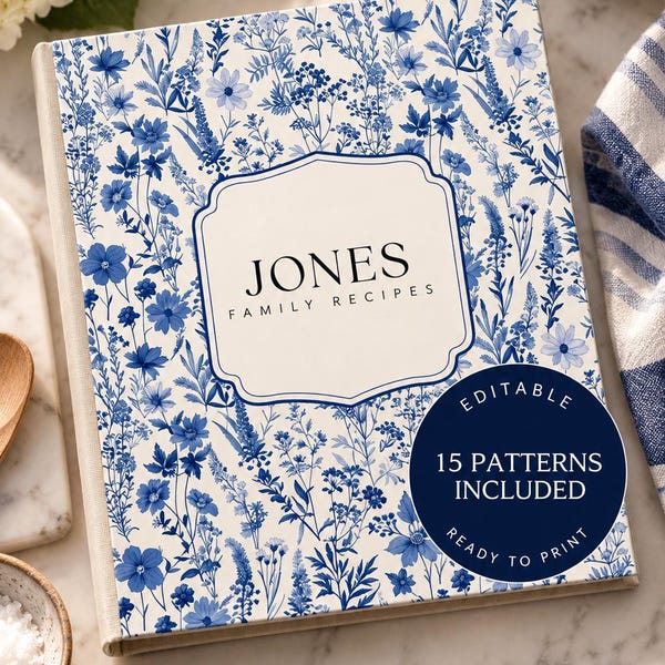 Könnte beinhalten: Ein Rezeptbuch mit festem Einband und blau-weißem Blumenmuster auf dem Cover. In der Mitte befindet sich ein weißes Etikett mit dem Text JONES FAMILY RECIPES. Ein dunkelblauer runder Aufkleber besagt EDITABLE 15 PATTERNS INCLUDED READY TO PRINT.