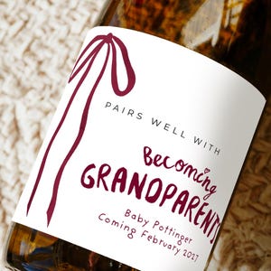Etiqueta de vino personalizada para anuncio de bebé Diseño de lazo coqueto personalizado Anuncio de embarazo Etiqueta adhesiva de champán para caja de regalo de abuelos imagen 1