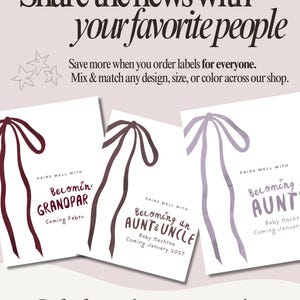 Puede incluir: Tres etiquetas rectangulares blancas con ilustraciones de cintas dibujadas a mano en rojo oscuro y morado claro. El texto dice: Share the news with your favorite people, Pairs well with Becoming Grandparent, Becoming an Aunt & Uncle, y Becoming an Aunt.