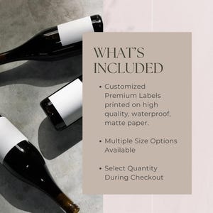 Puede incluir: Tres botellas de vino de vidrio oscuro con etiquetas blancas en blanco dispuestas en diagonal. Un cuadro de texto beige muestra el t&iacute;tulo WHAT'S INCLUDED seguido de puntos que detallan etiquetas personalizadas, impermeables y mate, opciones de tama&ntilde;o m&uacute;ltiple y selecci&oacute;n de cantidad.