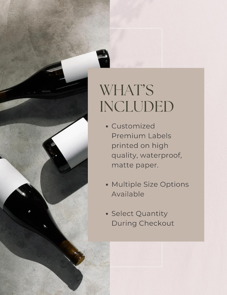 Puede incluir: Tres botellas de vino de vidrio oscuro con etiquetas blancas en blanco dispuestas en diagonal. Un cuadro de texto beige muestra el t&iacute;tulo WHAT'S INCLUDED seguido de puntos que detallan etiquetas personalizadas, impermeables y mate, opciones de tama&ntilde;o m&uacute;ltiple y selecci&oacute;n de cantidad.