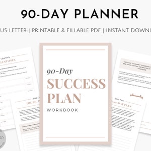 Op de afbeelding: Een printbaar 90-daags succesplan-werkboek met een beige achtergrond en de tekst "90-Day Success Plan Workbook" in een bruin lettertype. Het werkboek bevat secties voor driemaandelijkse mijlpalen, het grote plaatje en een 90-daagse planning.