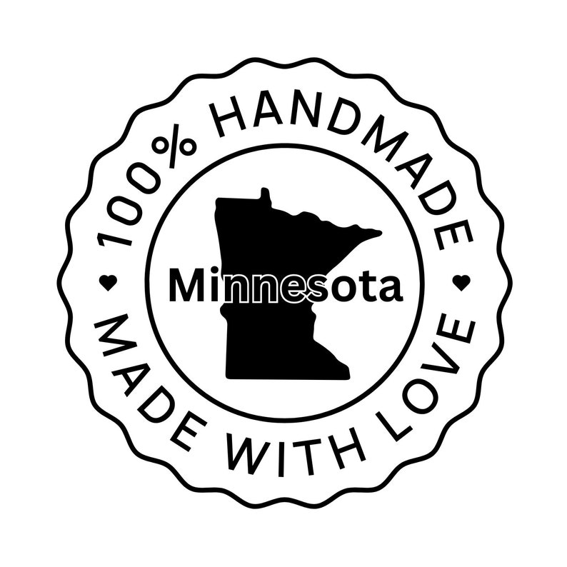 Op de afbeelding: Een zwarte en witte ronde stempel met de tekst "100% Handgemaakt met liefde" en een omtrek van de staat Minnesota. De tekst "Minnesota" staat binnen de omtrek van de staat.