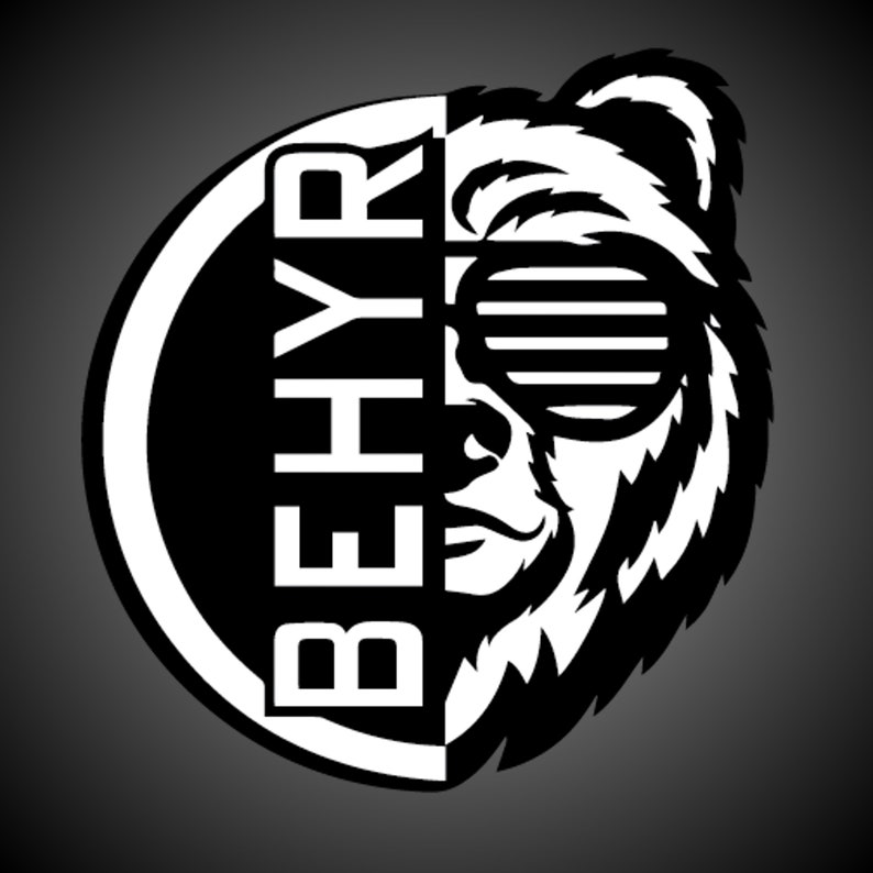 Op de afbeelding: Zwart-wit logo ontwerp met een beer die een zonnebril draagt met het woord "BEHYR" verticaal geschreven aan de linkerkant van de afbeelding.