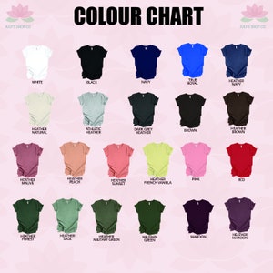 Pu&ograve; includere: Tabella colori che mostra 20 diversi colori di magliette. I colori includono bianco, nero, blu navy, blu reale, blu navy melange, melange naturale, melange atletico, melange grigio scuro, marrone, marrone melange, melange malva, melange pesca, melange tramonto, melange vaniglia francese, rosa, rosso, melange bosco, melange salvia, melange verde militare, verde militare, bordeaux e melange bordeaux.