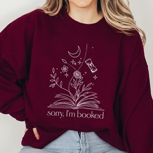 Bluza z kapturem Sorry I'm Booked, Fantazyjny ubiór książkowy, Prezent literacki, Prezent dla miłośnika czytania, Sweter książkowy, Przytulny sweter z okrągłym dekoltem dla czytelnika, Czytelnik