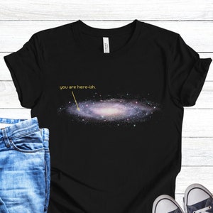 Usted está aquí-ish camisa, camiseta divertida de la galaxia, camiseta divertida de la astronomía, regalo del astrónomo, regalo divertido de la astronomía, camisa de la Vía Láctea, amante del espacio