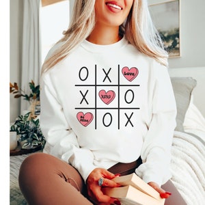 Valentine Sweatshirt, Tic Tac Toe Pullover, XOXO Crewneck, Valentine Hearts Sweatshirt, Women&#39;s Valentine Tic Tac Toe Sweatshirt