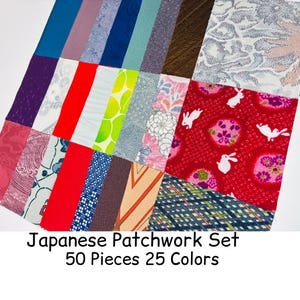 Pode incluir: Um conjunto de 50 peças de tecido retangulares em 25 cores e padrões, incluindo tons sólidos de vermelho, azul e roxo, além de estampas florais, geométricas e de coelhos. O texto Japanese Patchwork Set 50 Pieces 25 Colors é visível.