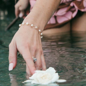 繊細な淡水真珠の手編みブレスレット // ボヘミアンシックまたはプレッピーな真珠のブレスレット