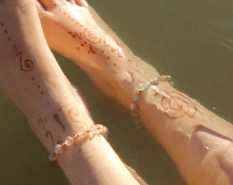 Gepersonaliseerde enkelband met edelsteen: boho macramé strandsieraden
